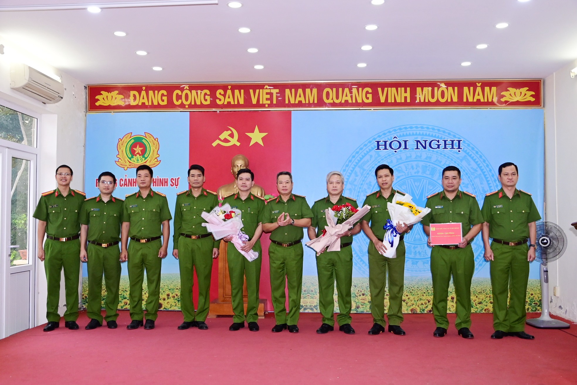 Công an thành phố khen thưởng các lực lượng khám phá vụ án giết người tại quán Karaoke Tonight, phường Kênh Dương (quận Lê Chân)